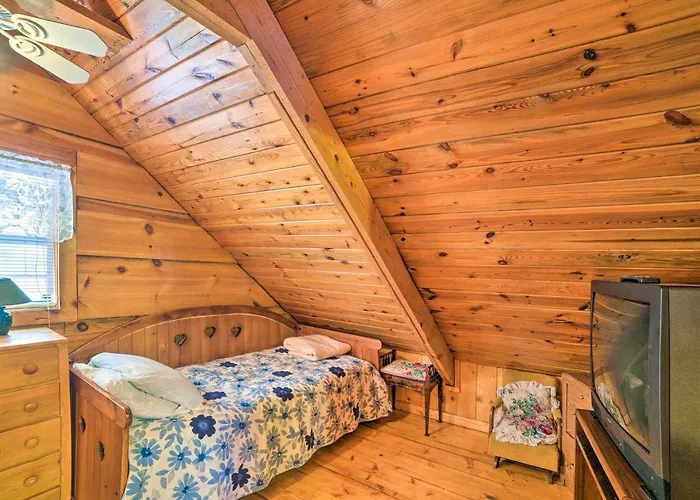 Cozy Tellico Plains Cabin With Large Mountain Creek!