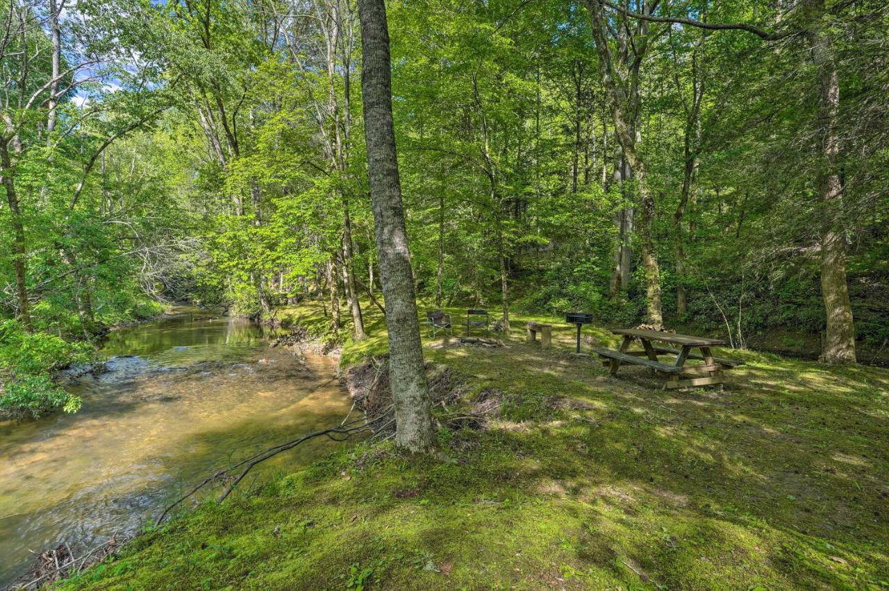 Hébergement de vacances Cozy With Large Mountain Creek! *