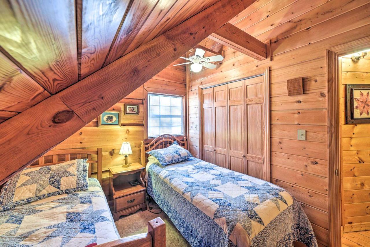 Cozy With Large Mountain Creek! Hébergement de vacances Tellico Plains