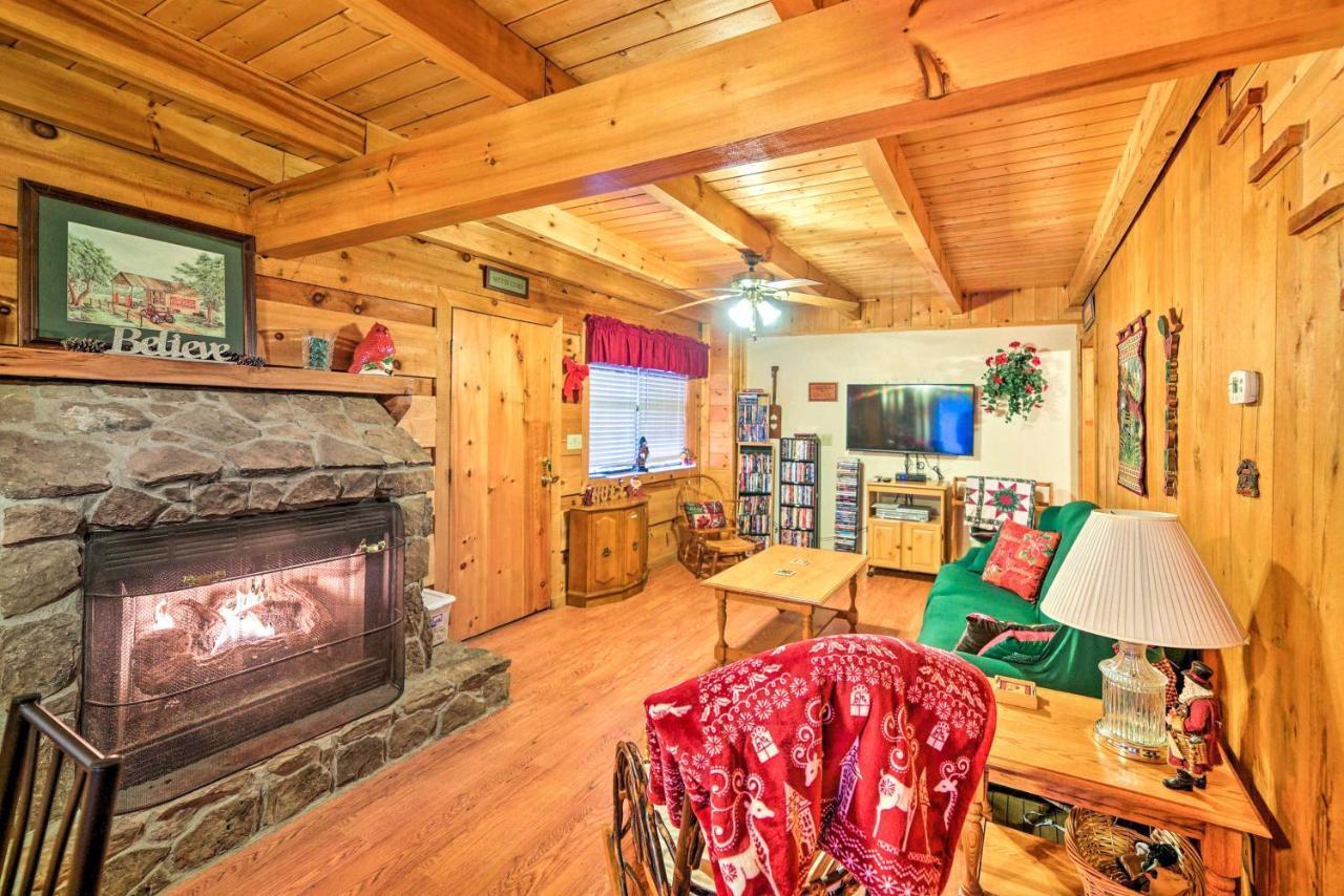 Hébergement de vacances Cozy With Large Mountain Creek!