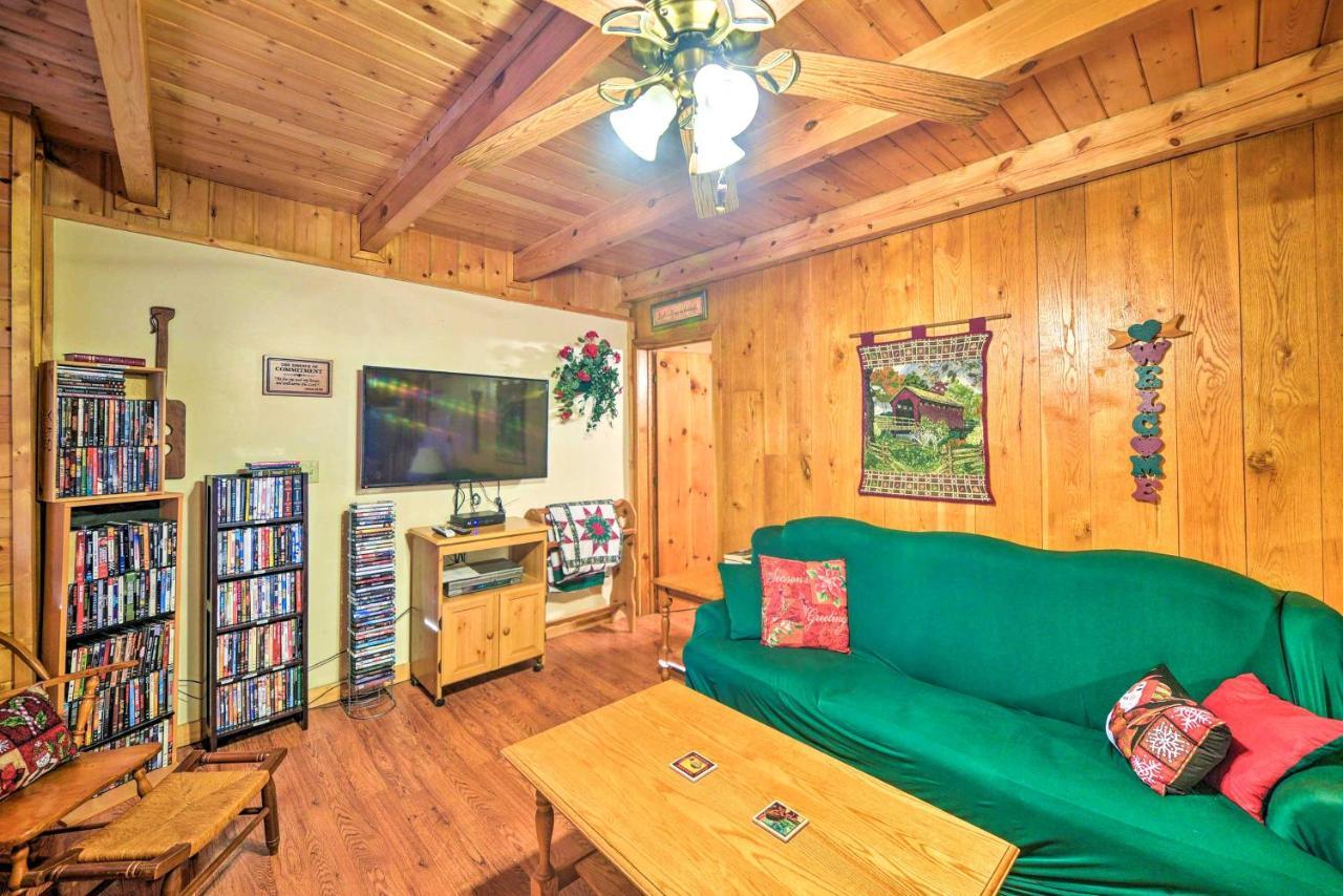 Hébergement de vacances Cozy With Large Mountain Creek! *