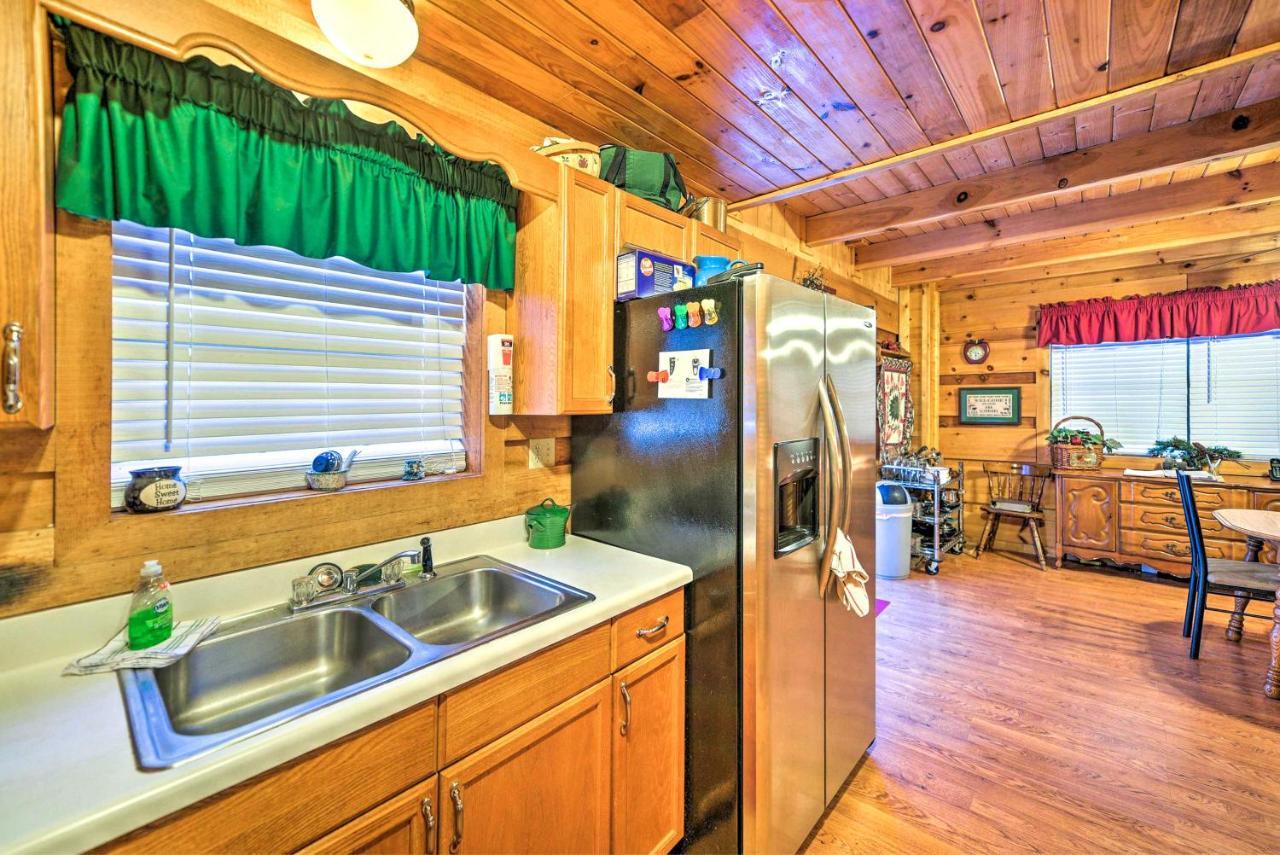 Cozy With Large Mountain Creek! Hébergement de vacances Tellico Plains