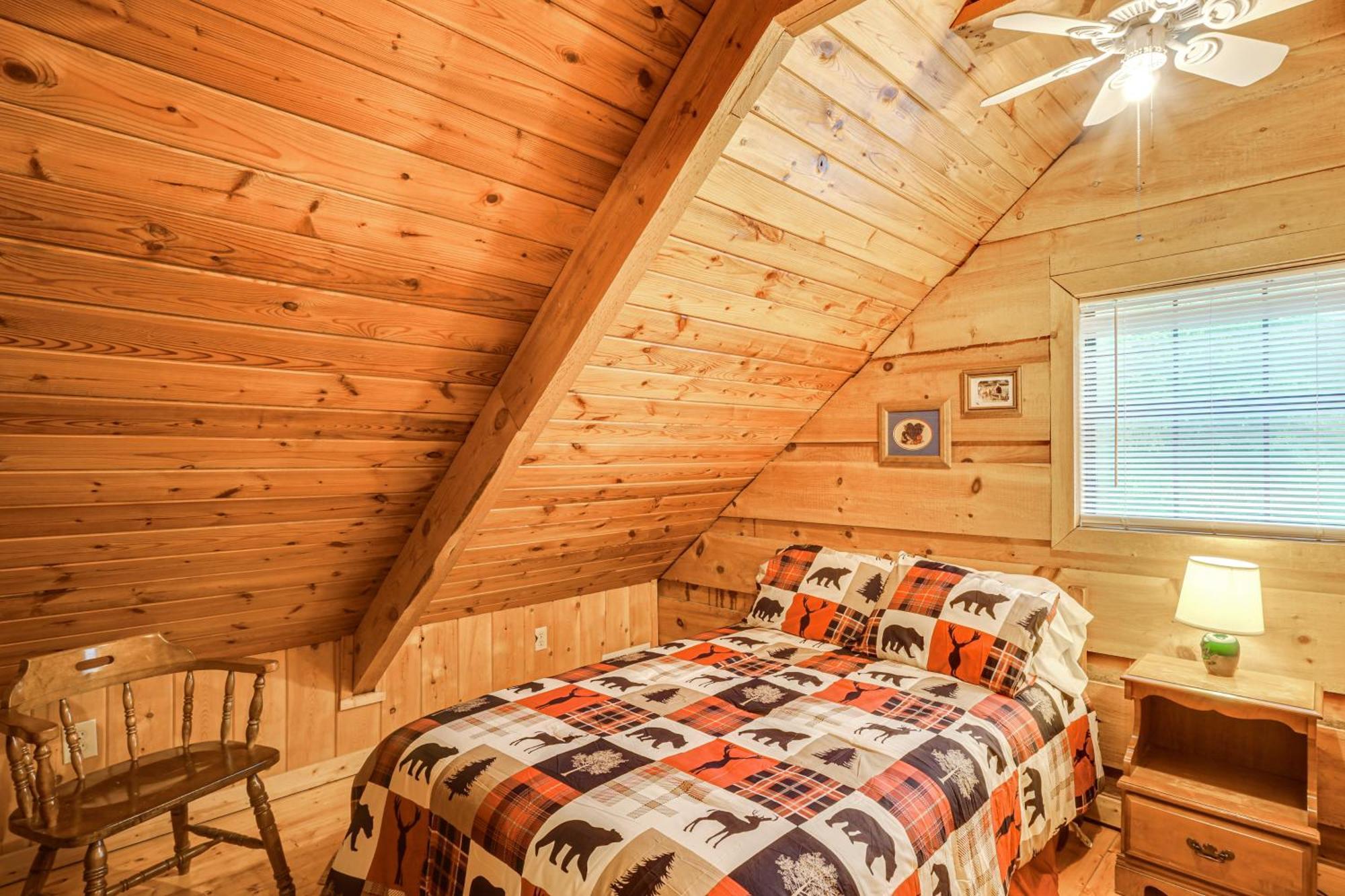 Cozy With Large Mountain Creek! Holiday home