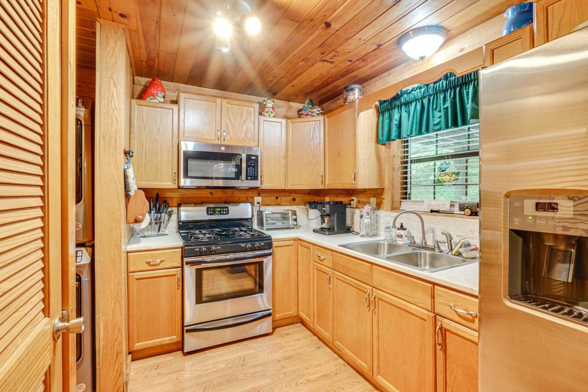 Cozy With Large Mountain Creek! *
