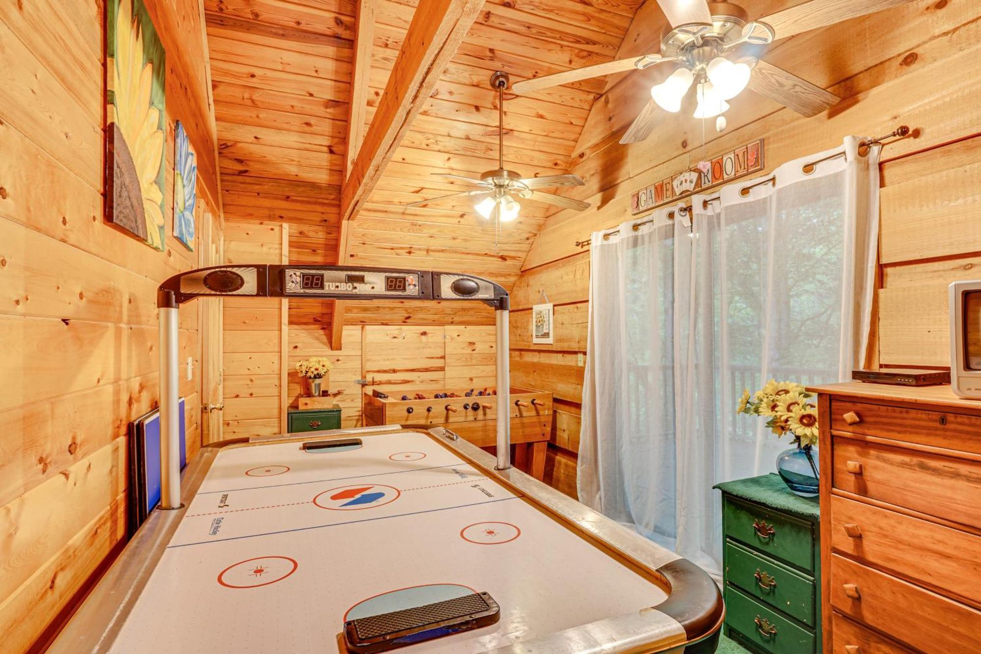 Cozy With Large Mountain Creek! Holiday home